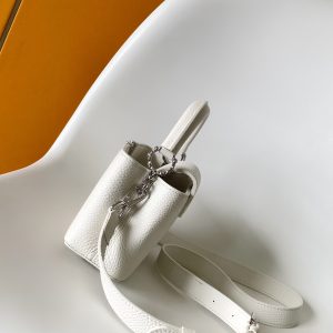 Alternative view of p108022.0 x 12.0 x 8.0 cm (L x H x W)33.0 x 19.0 x 9.0 cm (L x H x W)•Grain cowhide leather • Grain cowhide leather trim • Smooth cowhide leather lining • Metal hardware • Flap can be positioned inside or outside • Compartments include zippered pocket and slip pocket • Metal studs • Holds smartphone, compact wallet, and other items • Shoulder strap: Removable, adjustable •Strap half-length: 46.5 cm • Strap half-length adjustable to: 54.0 cm • Handle: Single handle